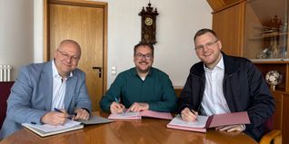 Von links: Bürgermeister Thomas Engesser (Dettenhausen), Benjamin Flaig, Geschäftsführer der PVA Reißhalde, sowie Bürgermeister Chris Nathan (Waldenbuch) unterzeichnen die Pachtverträge.